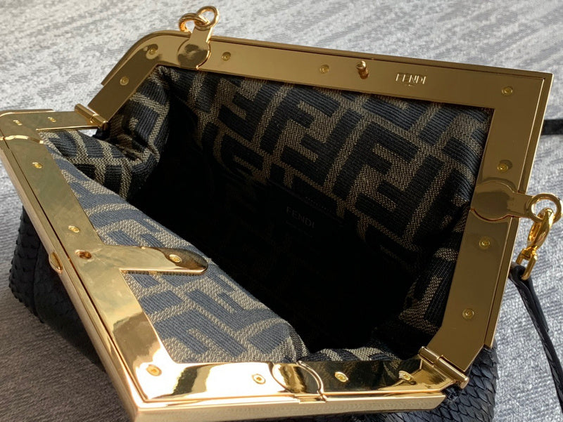 Ziva's Charm handbag – product shot (11.5cm*5.5cm*10cm)