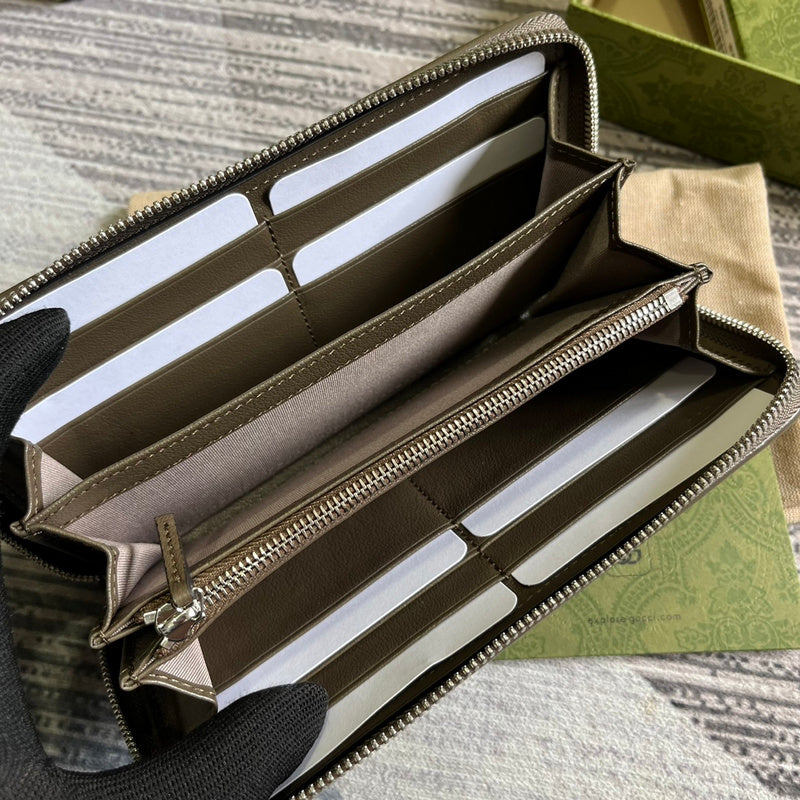 Handle and strap detail of elevated signature women's handbag – women's everyday handbag