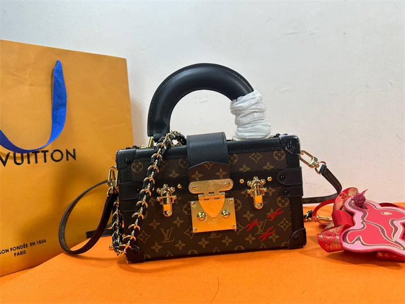  Statement carryall bag front view