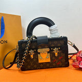  Statement carryall bag front view
