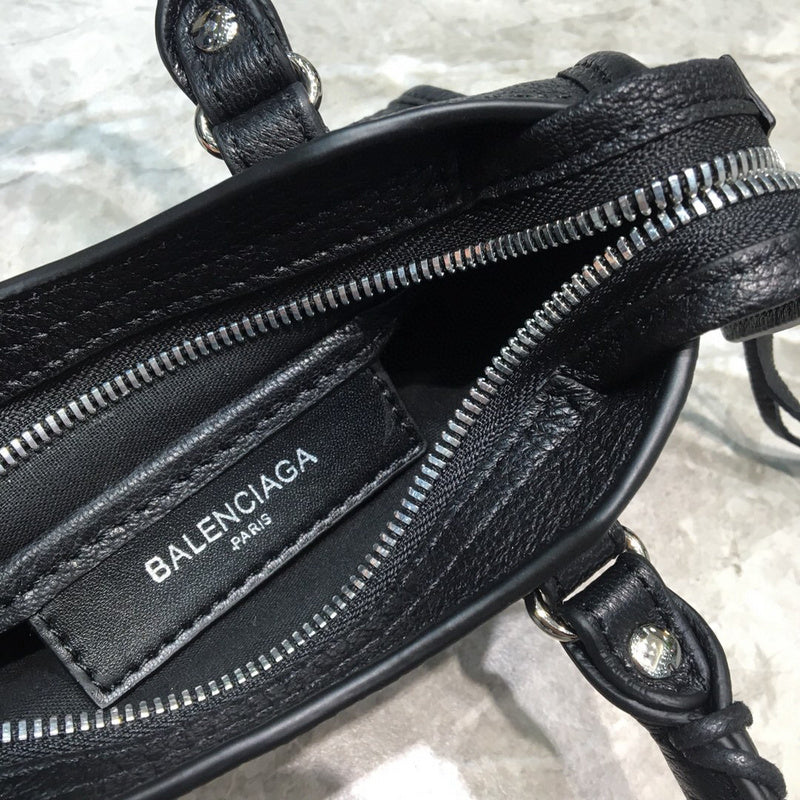 Chic Faux Leather Handbag - Everyday Elegance | Women's Luxury Handbag #695 - texture close-up (image 9) of designer-inspired handbag