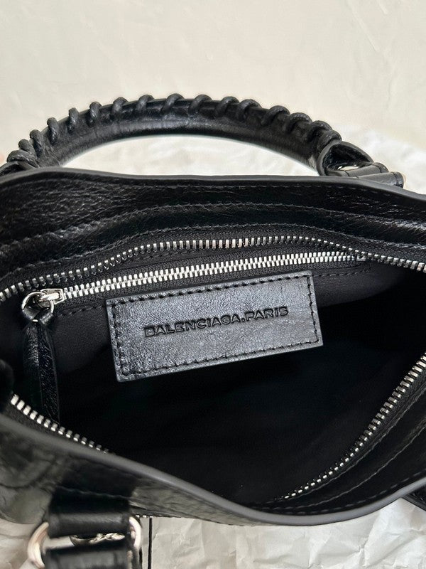 Zivas Charm Chic Craftsmanship Statement Handbag (Elevated Daily Companion) – Close-Up Detail