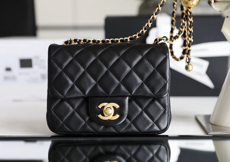 Ziva's Charm handbag – front view (one versatile size)