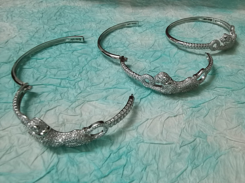 Front view of Cartier unisex jewelry piece