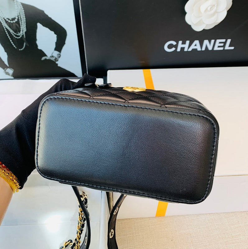 handbag, compact everyday style, image 5
