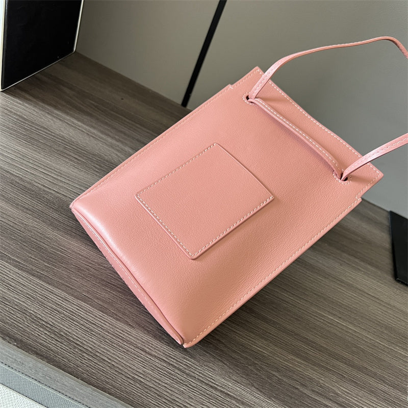 Ziva's Charm handbag – close-up view (21cm*15cm*5cm)