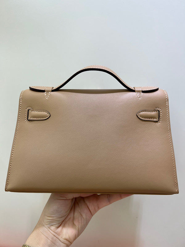 Streamlined handbag styled for everyday wear