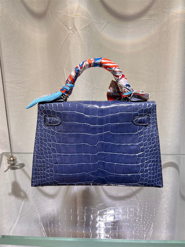  modern tote bag detail view showing craftsmanship 8