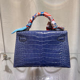  modern tote bag detail view showing craftsmanship 8