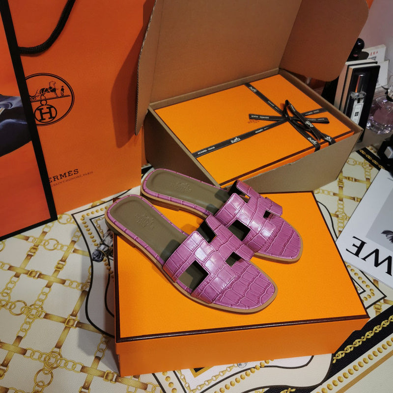 Hermès Burgundy Block Heel Sandals - Toe Detail View