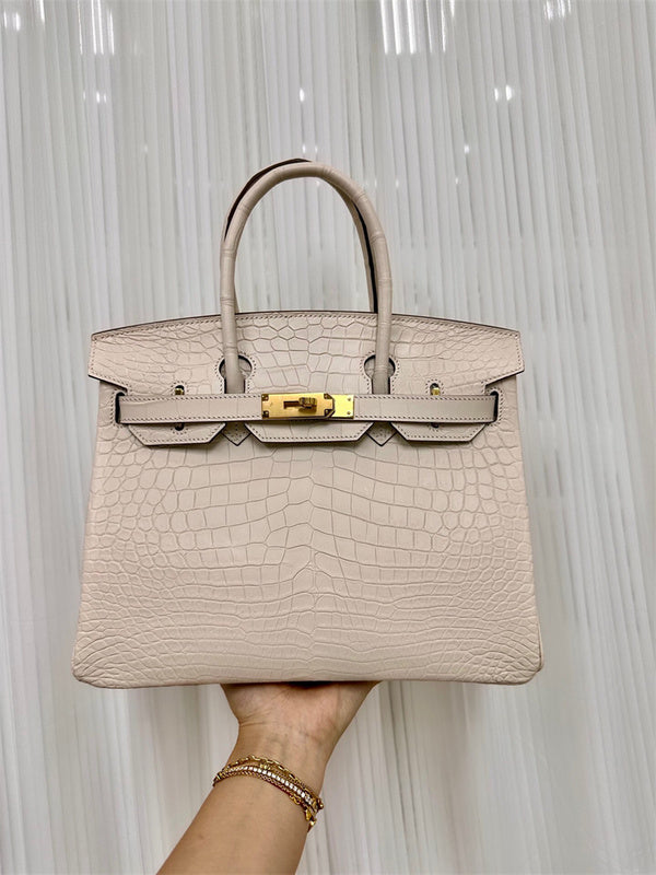  Refined structured bag front view