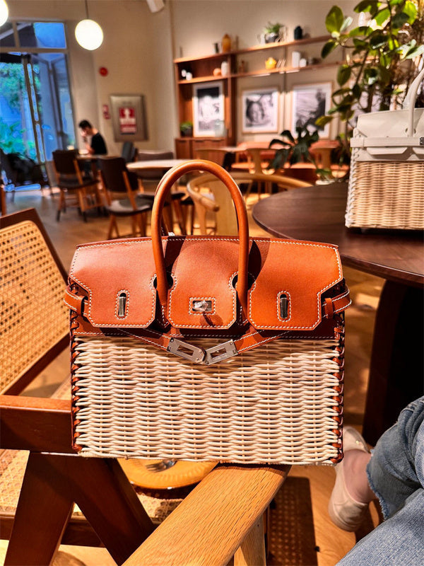 Tailored carryall bag front view 13
