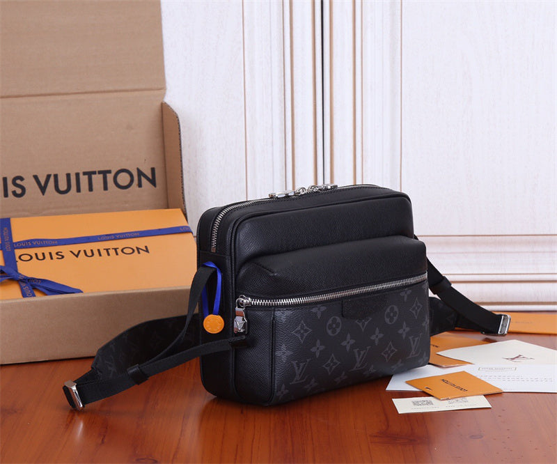  top-handle bag interior and compartment view