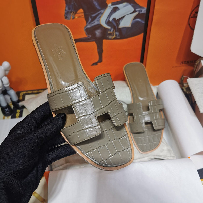 Hermes sandals Style 110 - side profile detail