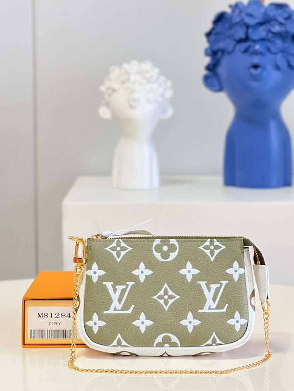 Front view of classic modern women's handbag – women's everyday handbag