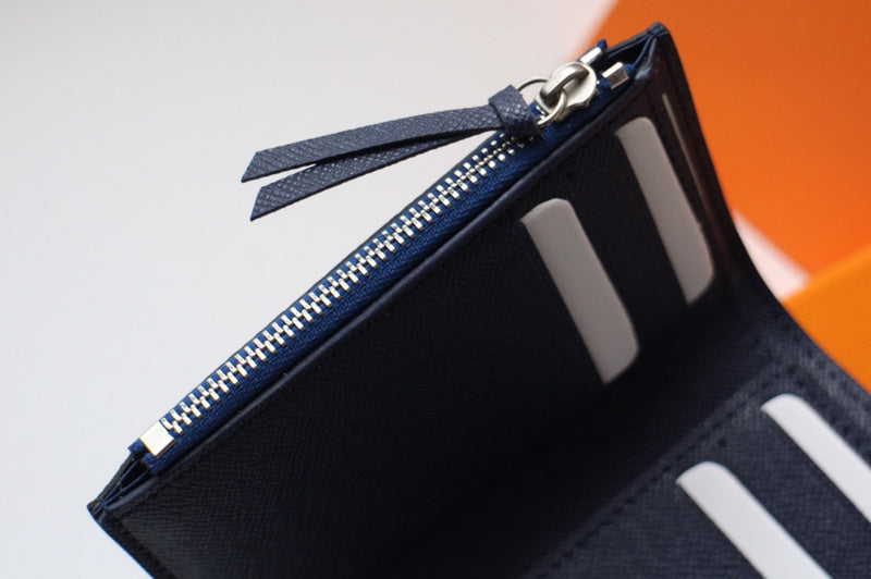 Side profile of classic structured women's handbag – women's everyday handbag
