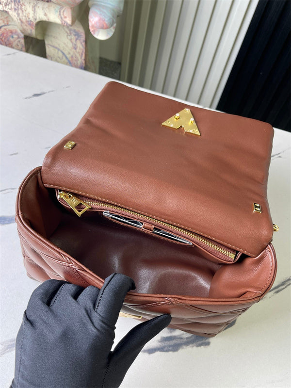  shoulder bag interior and compartment view 9