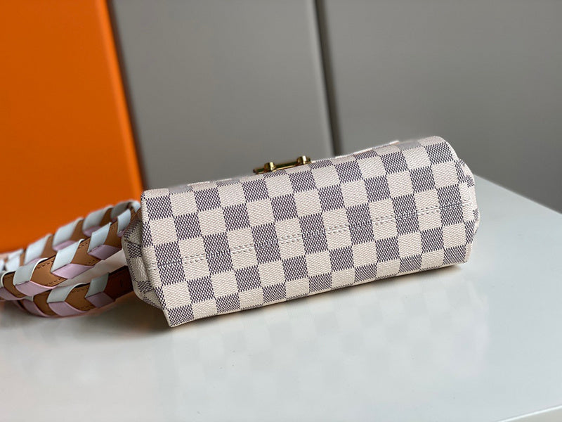 Handle and strap detail of elevated structured women's handbag – women's everyday handbag