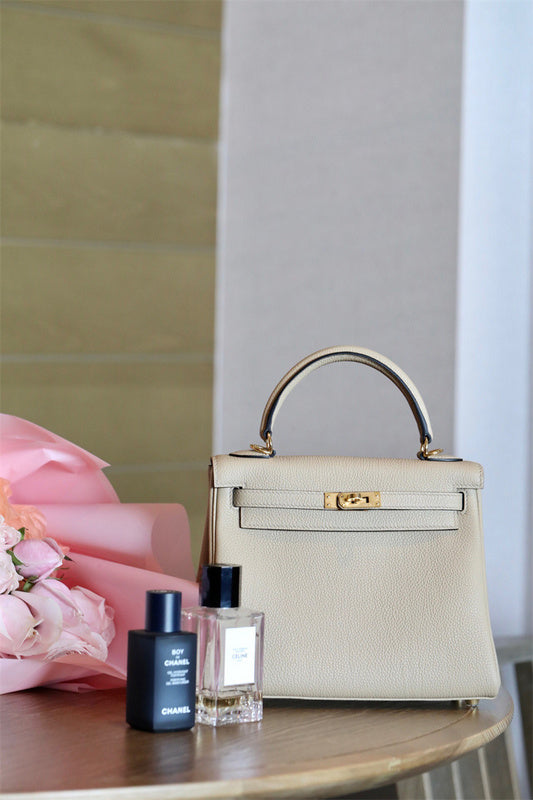 Streamlined bag women's premium everyday handbag