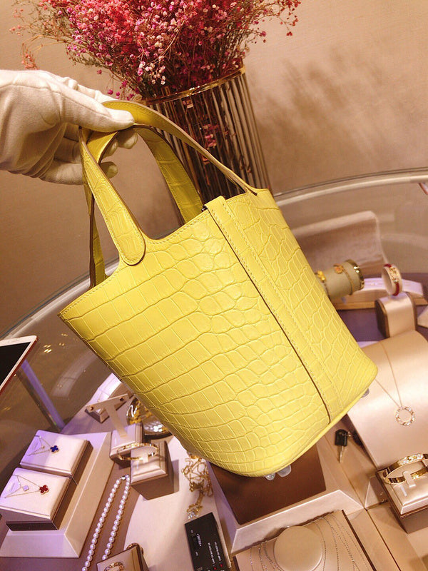  chic carryall bag styled with outfit