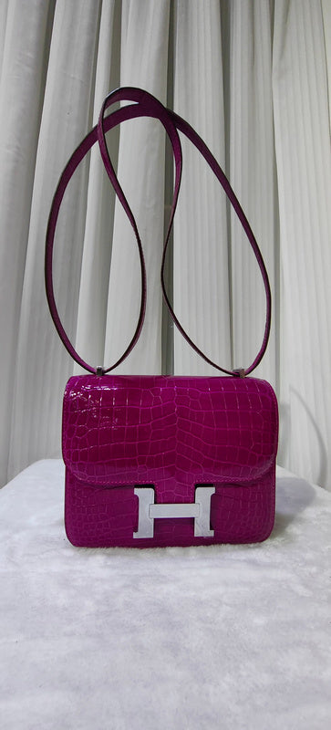 Streamlined bag women's premium everyday handbag