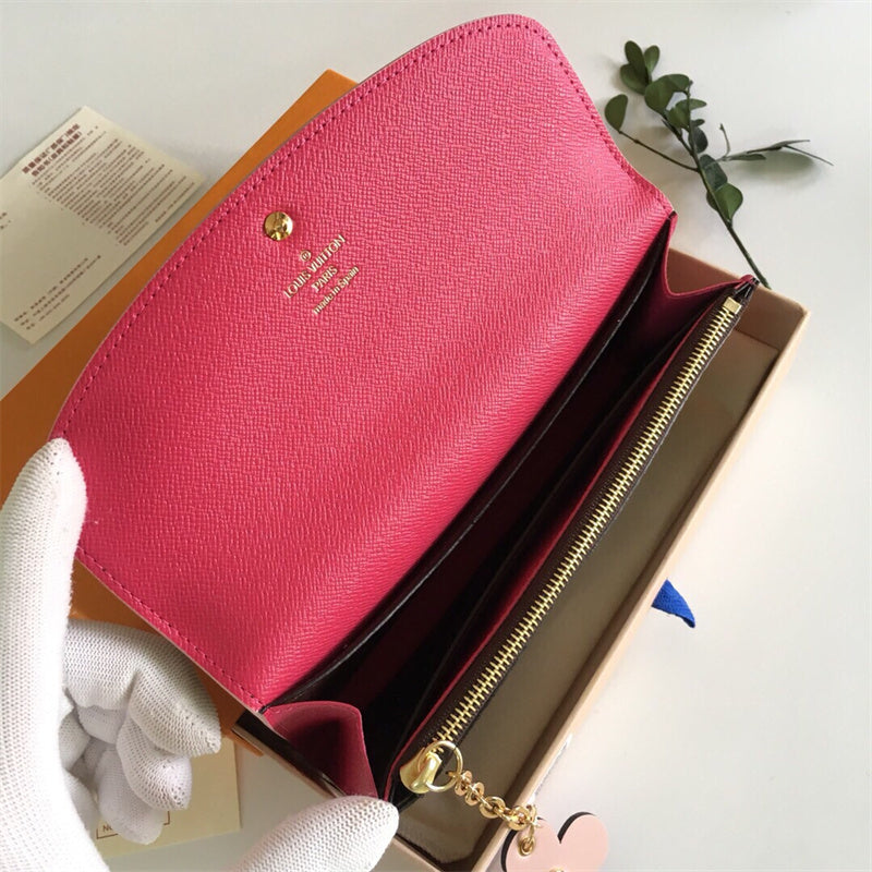  Everyday structured bag carried on shoulder