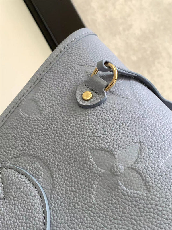  effortless tote bag styled with outfit