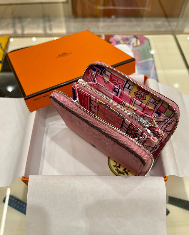 Fluid handbag styled for everyday wear