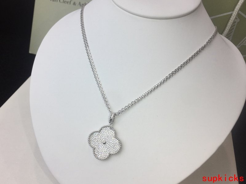 Angled view of Van Cleef & Arpels unisex jewelry piece