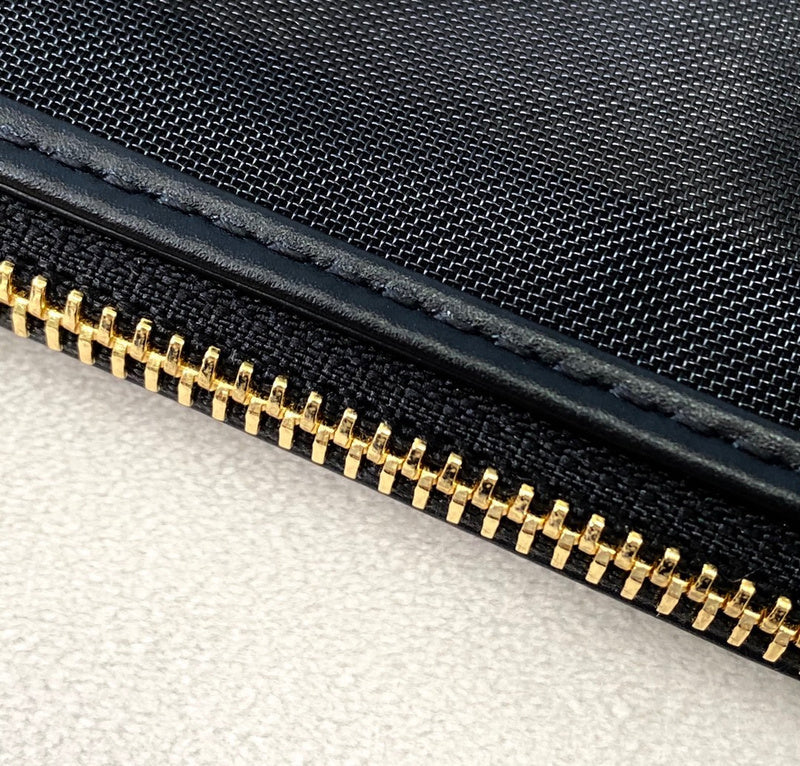 Ziva's Charm handbag – close-up view (34cm*1cm*24cm)