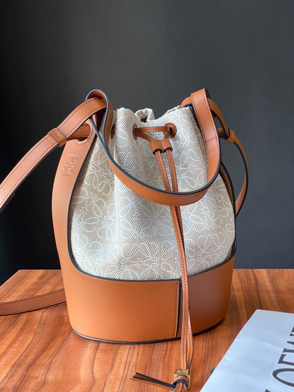 Ziva's Charm handbag – detail view (31cm*21.5cm*16cm)