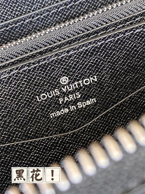  timeless shopper bag detail view showing craftsmanship 14