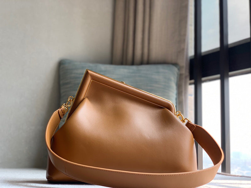 Ziva's Charm handbag – close-up view (26cm*18cm*10cm)