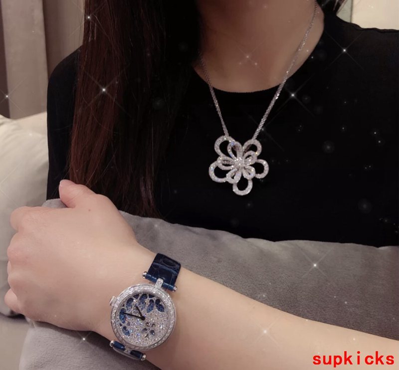 Angled view of Van Cleef & Arpels unisex jewelry piece