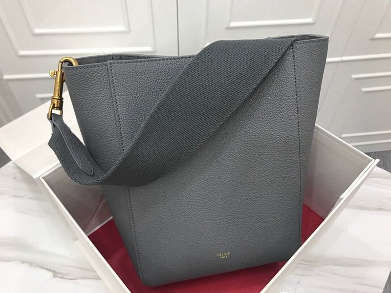 Side profile of everyday-luxe classic women's handbag – women's premium purse