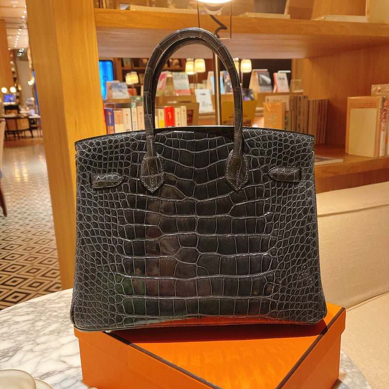 Effortless handbag styled for everyday wear