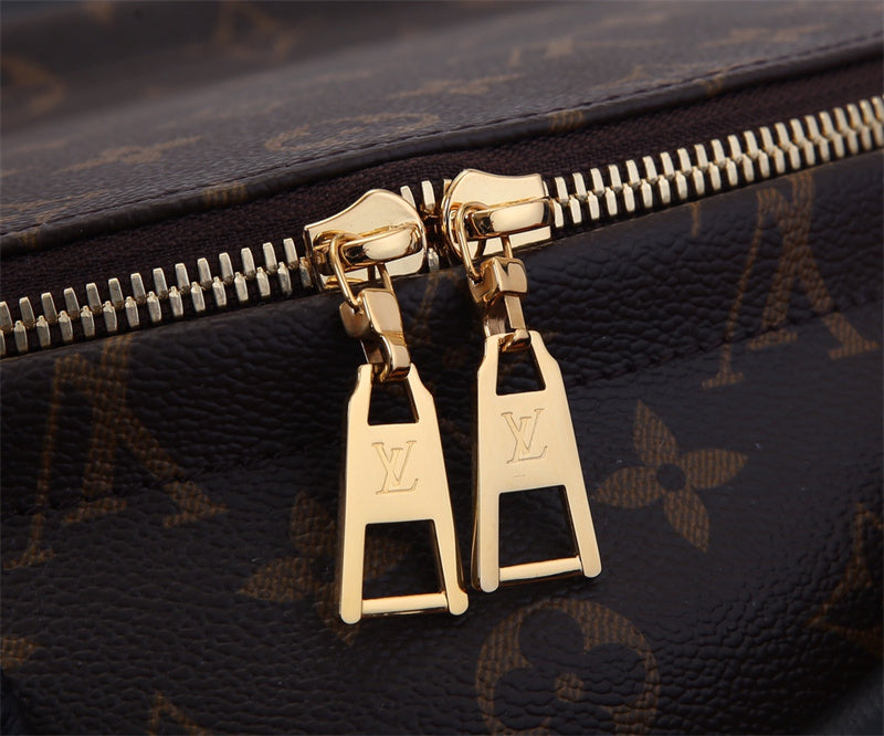  tote bag close-up of hardware and finish