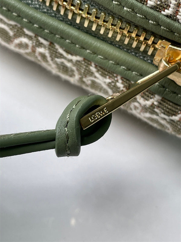 Ziva's Charm handbag – close-up view (21cm*17cm*12.5cm)