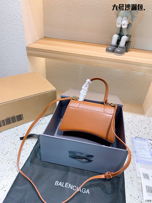 Ziva's Charm handbag – close-up view (one versatile size)