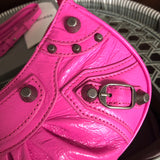 Side profile of modern polished women's handbag – women's designer-style accessory