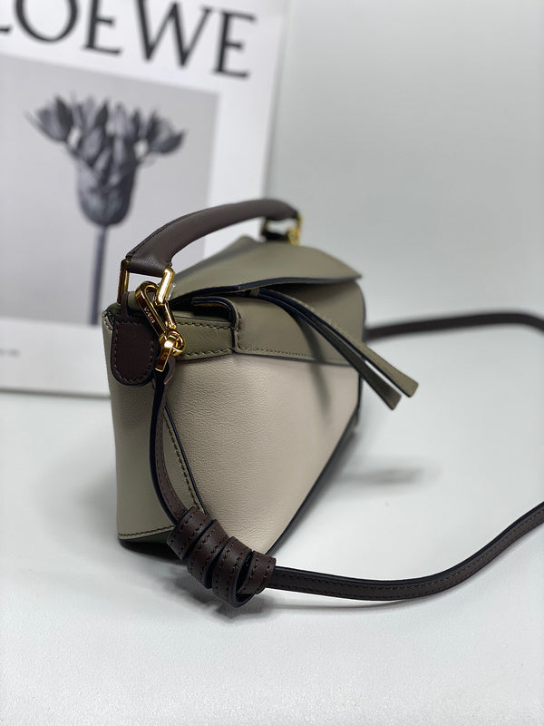 Ziva's Charm handbag – detail view (18cm*12.5cm*8cm)