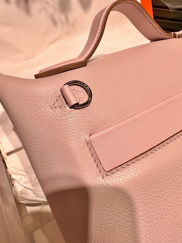  everyday everyday bag detail view showing craftsmanship 14