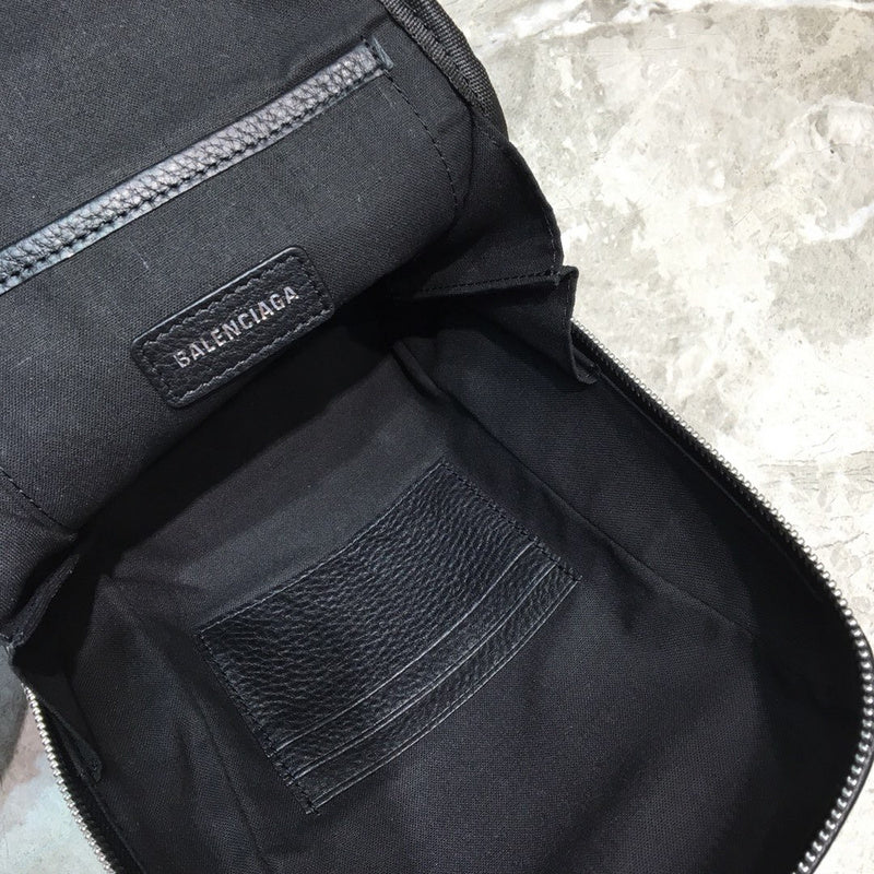 Chic Vegan Leather Handbag - Premium Craftsmanship Detailing | Women's Designer-Inspired Purse #1069 - texture close-up (image 9) of designer-inspired handbag