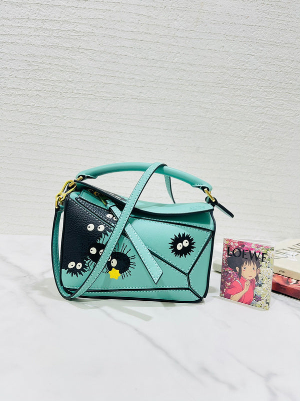 Ziva's Charm handbag – detail view (18cm*11cm*7.5cm)