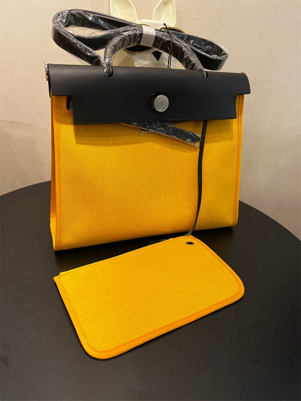  chic carryall bag detail view showing craftsmanship 8