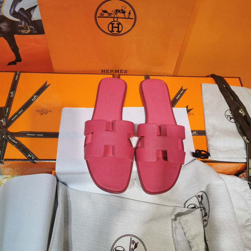 Hermès Nude Flat Thong Sandals - Toe Detail View