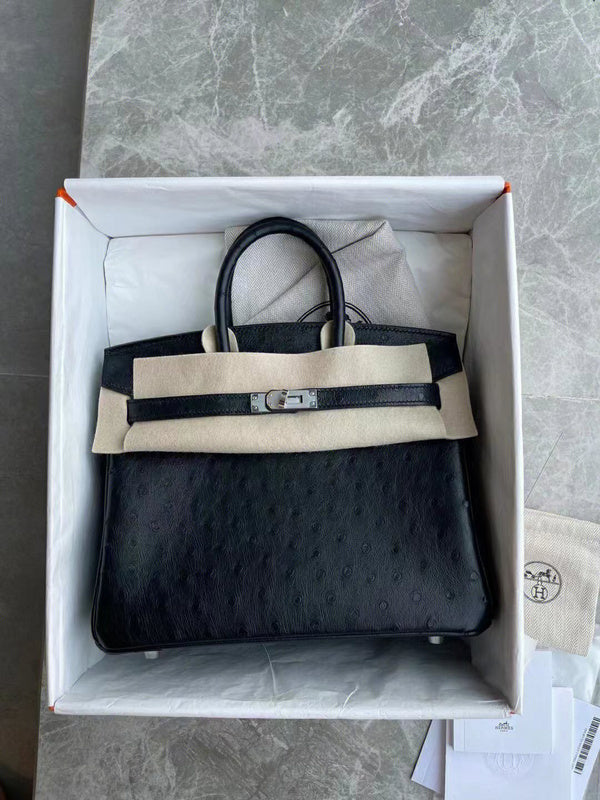 Streamlined handbag styled for everyday wear