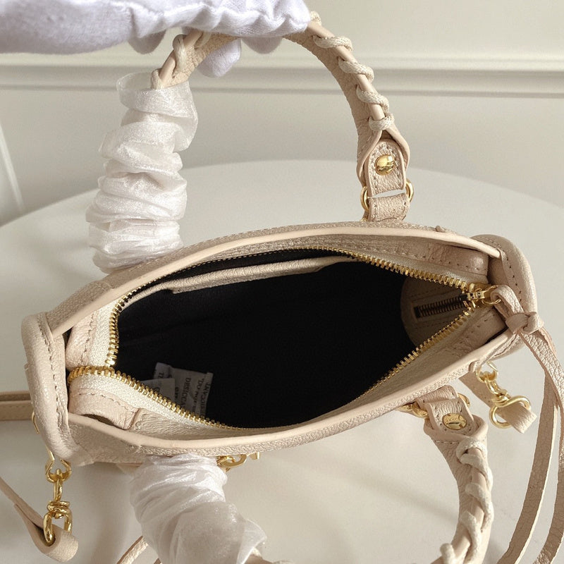Zivas Charm Streamlined Design Statement Handbag (Statement-Ready Design) – Detail View