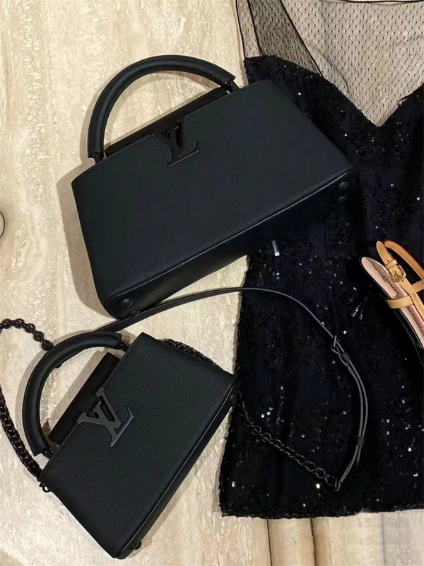  Versatile shoulder bag carried on shoulder