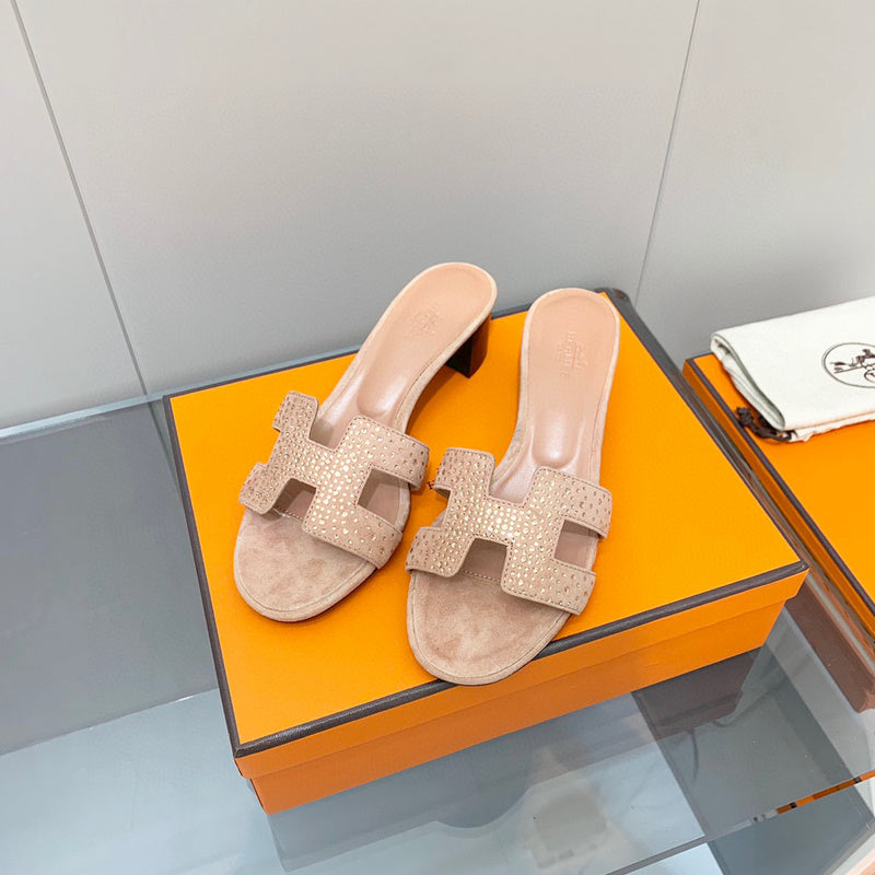 Hermes sandals Style 190 - close-up of bold signature style